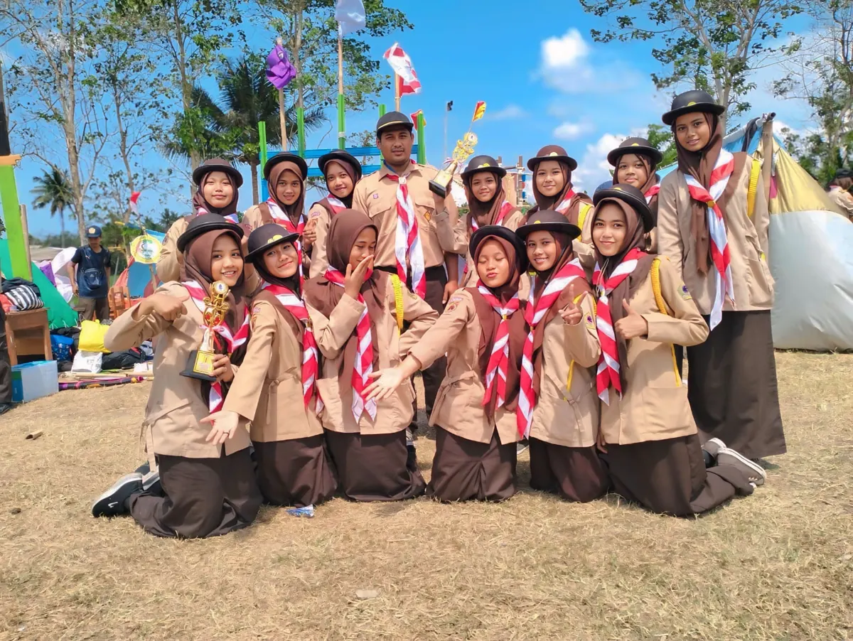Santri putri Pramuka berfoto bersama