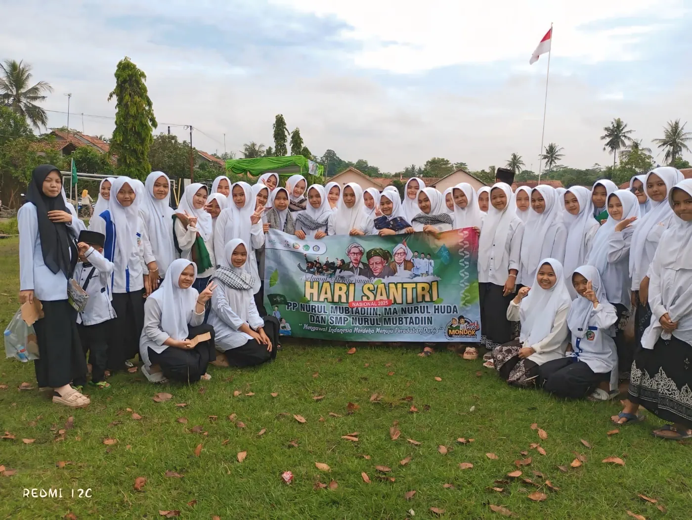 Santri putri berkumpul pada peringatan Hari Santri