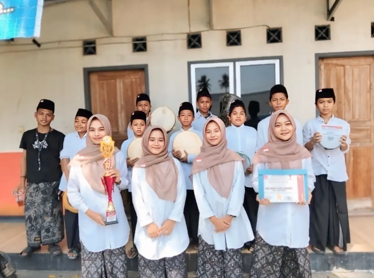 Santri membawa piala prestasi