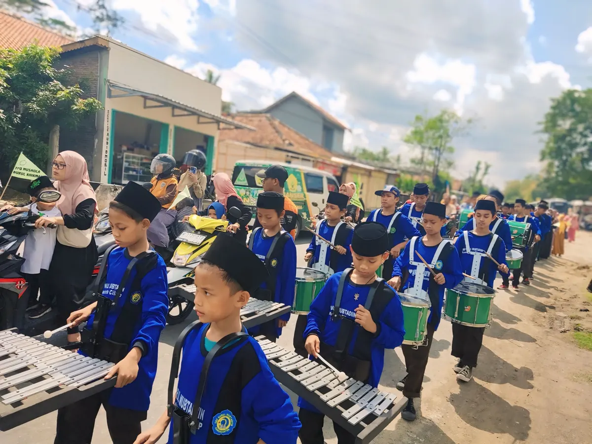 Santri memainkan marching band